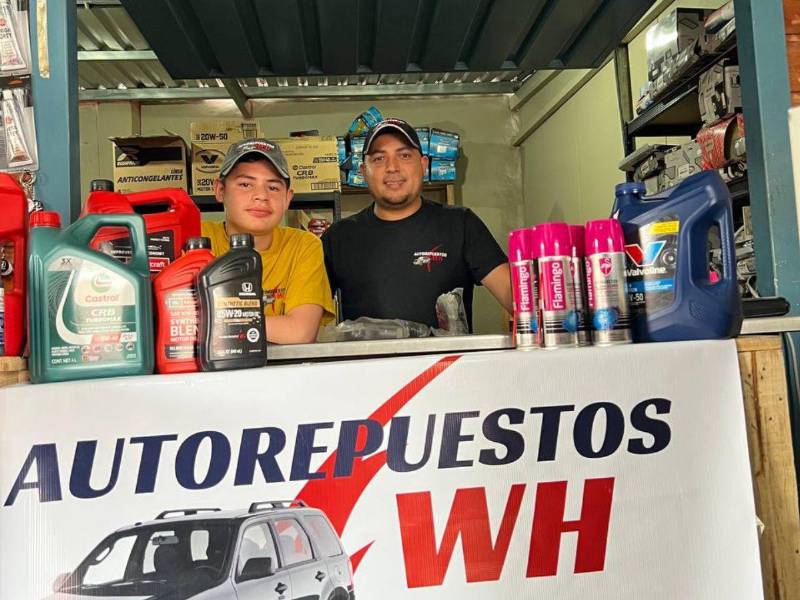 Wilfredo Posadas junto a su hijo de 15 años, quien trabaja junto a él, atendiendo con amabilidad a los clientes.