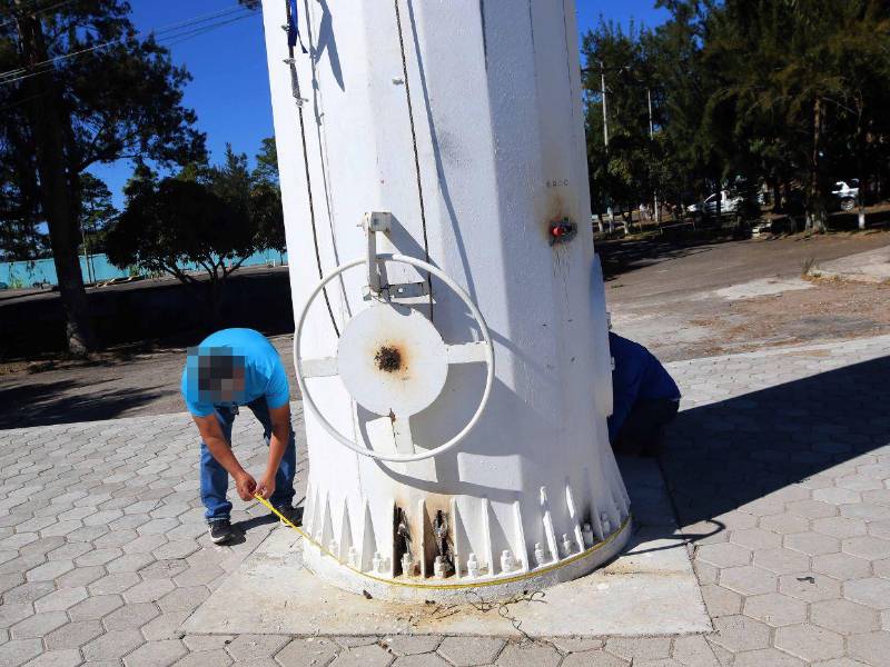 El asta ubicada en El Picacho es un cilindro de acero galvanizado de dos metros de diámetro y a pesar de haber sido pintado el óxido ya está presente en la polea.