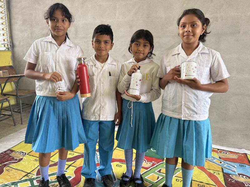 Ganadores en el CEB Rafael Pineda Ponce #2: Dayana Rodríguez, Anderson García, Escarleth Núñez, Zaronny Morales