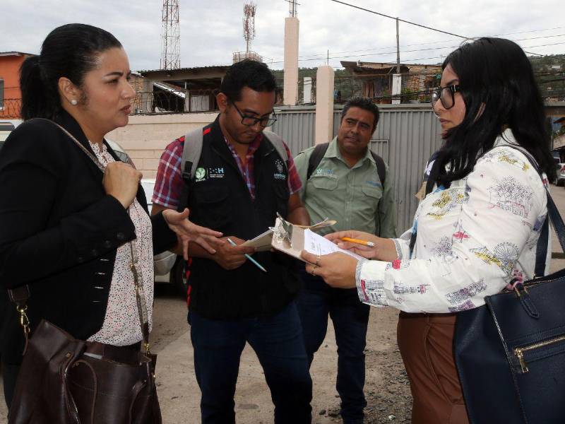 Los evaluadores de SERNA, Secretaría de Educación y AMDC, se reunieron para revisar los resultados.