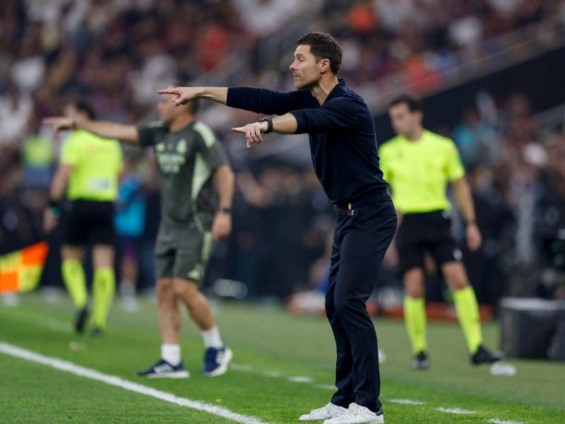 Xabi Alonso dando instrucciones a sus jugadores.