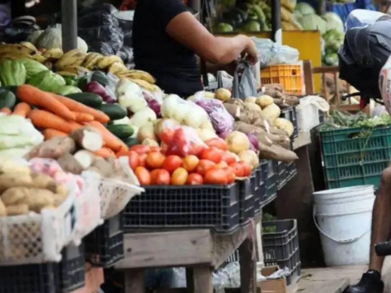 Variación de precios en la canasta básica: huevo y verduras a la baja en la feria capitalina.