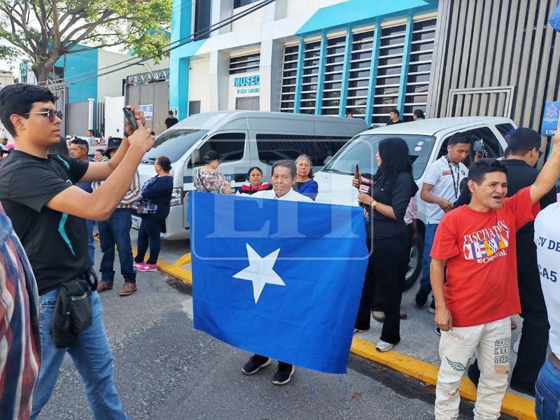 Militantes del Partido Nacional llegaron este lunes a los Juzgados de Criminalidad Organizada de Tegucigalpa para manifestar su respaldo a Juan Orlando Hernández, quien enfrenta este día la audiencia de declaración de imputado en el caso Pandora II. En la zona no hay paso vehicular debido a la manifestación.