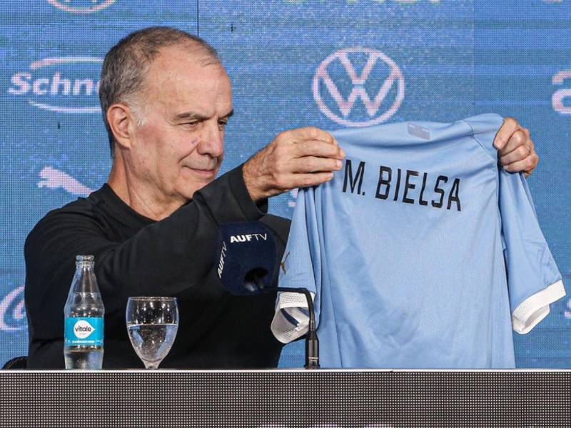 La unión Marcelo Bielsa-Uruguay comenzó en mayo de 2023 previo a la Copa América 2024, las eliminatorias sudamericanas y el Mundial 2026, con el objetivo de mejor el rendimiento de la escuadra charrúa en las diferentes competiciones de selecciones.