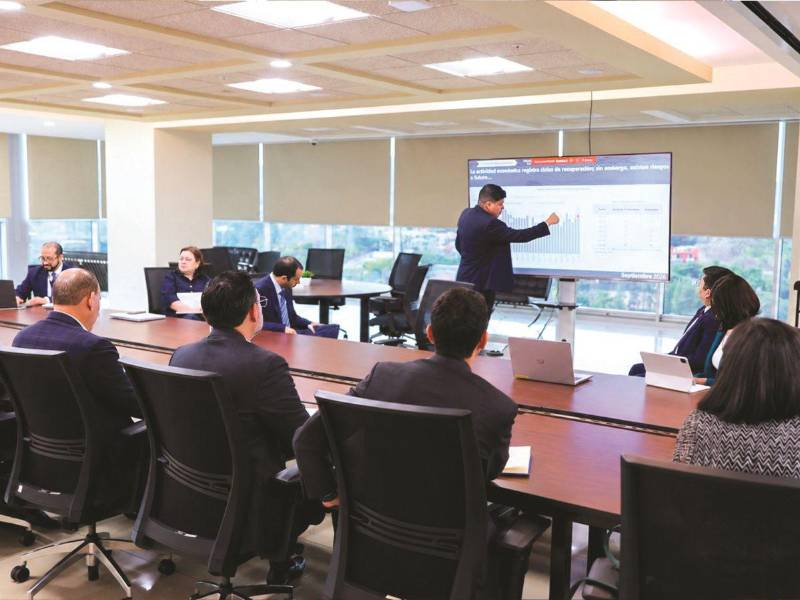 Las autoridades del Banco Central y de la Comisión Nacional de Bancos y Seguros (CNBS) expusieron a directivos de la Ahiba un análisis sobre la economía y sus perspectivas.