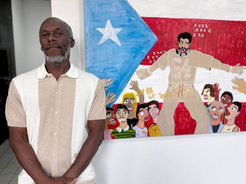 El fundador de la Galería I AM Art y curador de la exposición 'Benito 100 x 35', Ángel Mathieu, posa durante una entrevista con EFE.