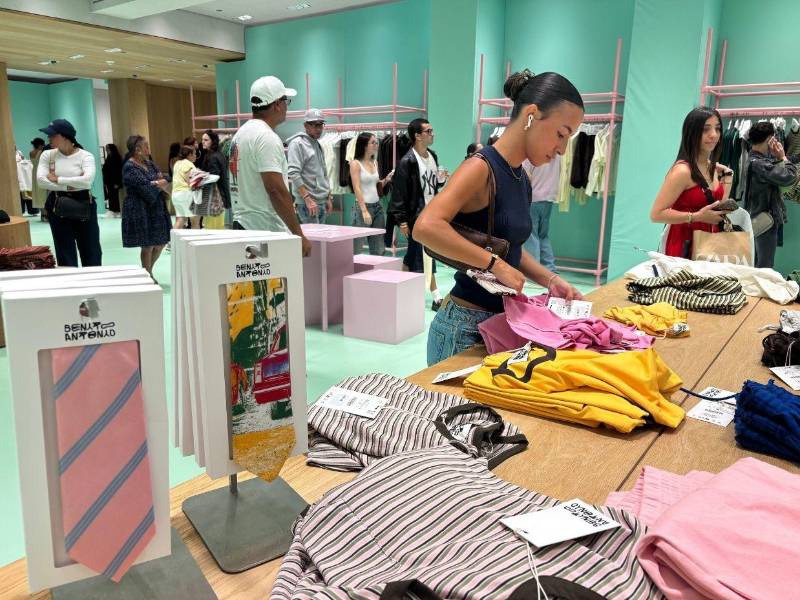 Personas recorren la nueva colección exclusiva 'Benito Antonio' este martes, en la tienda de la marca española Zara.