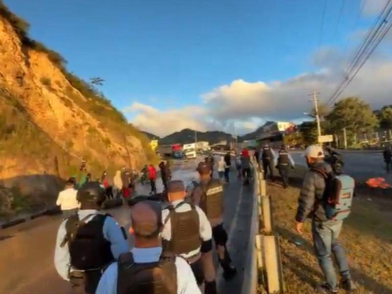 La Policía acudió desde temprano para hacer el respectivo desalojo.