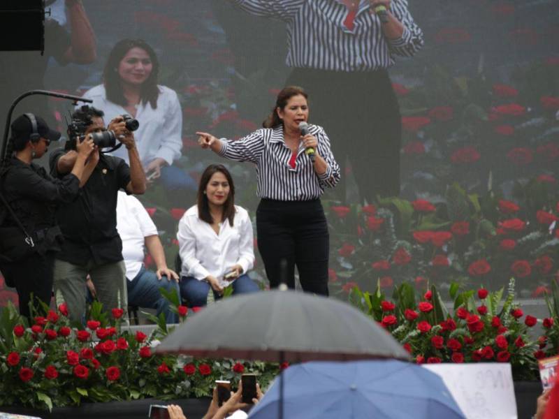 Momento en que Rixi Moncada brindaba su discurso en el marco del aniversario del golpe de Estado de 2009.