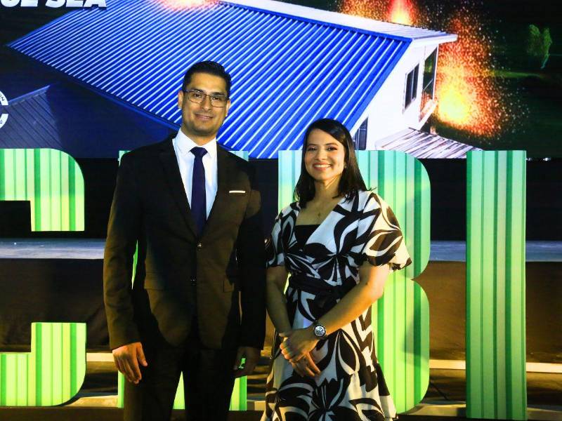 Mauricio Bosch y Beverly Rivera durante el evento de lanzamiento de Acebisa.