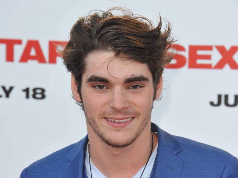 RJ Mitte, el actor que interpretó a Walter White Jr. en Breaking Bad, relató en noviembre de 2025 que su gerente de negocios se quedó con el dinero que él le entregaba para pagar impuestos y que liquidar la deuda resultante con el fisco estadounidense le llevó unos 10 años. Mitte murió ayer a los 34 años.