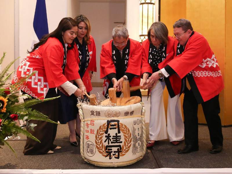 La velada culminó con el Kagami Biraki, una ceremonia tradicional japonesa en la que se abre un barril de sake como símbolo de buena fortuna y prosperidad, ritual que rubricó con distinción una noche de reencuentro entre dos pueblos unidos por décadas de amistad.