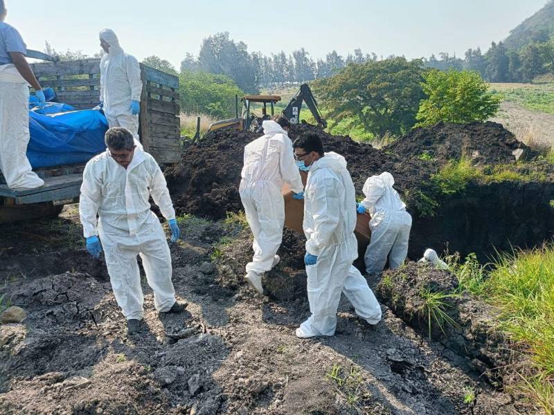 Personal de la morgue del Ministerio Público (MP), en la labor del terraje de los cuerpos en el cementerio Jardín de los Ángeles.
