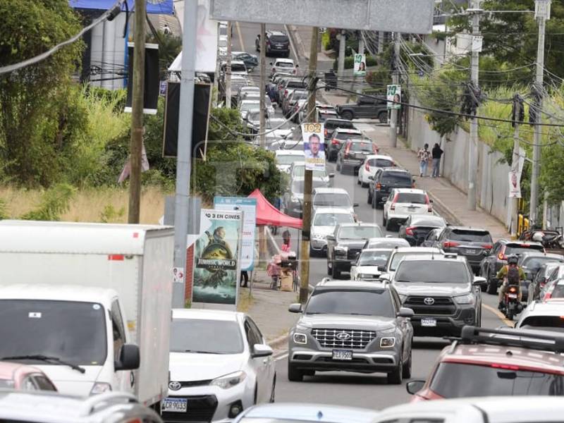 Largas filas de vehículos se registraron este mediodía en las inmediaciones del Centro Cívico Gubernamental, en la capital de Honduras, tras el asueto de los empleados públicos por la celebración a la Virgen María. Aquí a las imágenes que dejó la jornada.