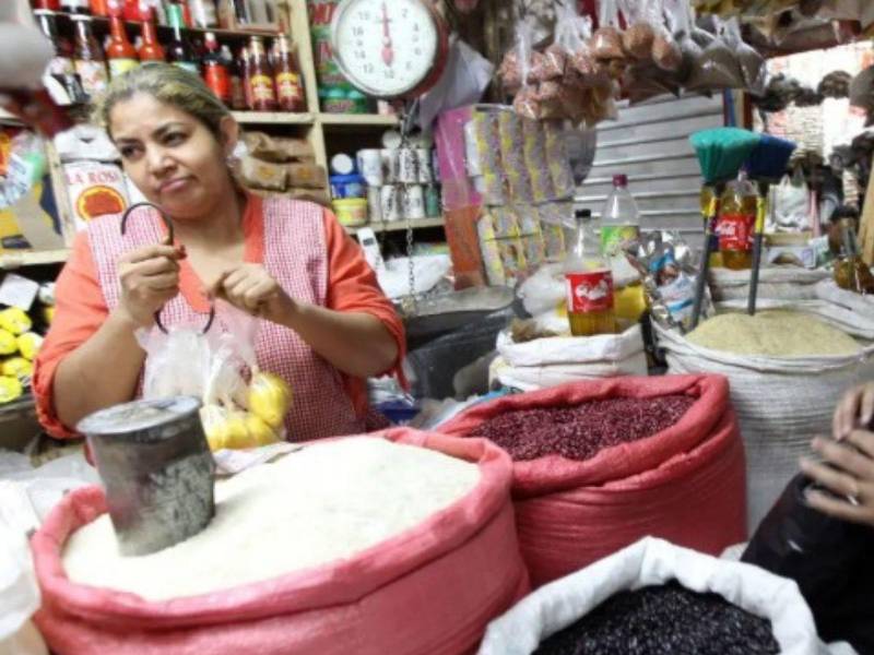 En el caso de los alimentos, el BCH atribuyó el alza en su inflación en el comportamiento a una menor oferta nacional de algunos productos agrícolas.