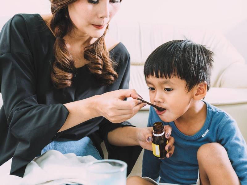 Evite automedicar al niño con antibióticos, corticoides o remedios caseros.