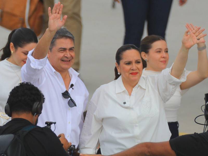 El expresidente Juan Orlando Hernández ya regresó a Honduras para reunirse con sus seres queridos, pero horas antes de volar, JOH, como se le conoce popularmente, brindó una entrevista donde brindó más detalles sobre su vuelta al país y sobre qué traía en sus maletas.