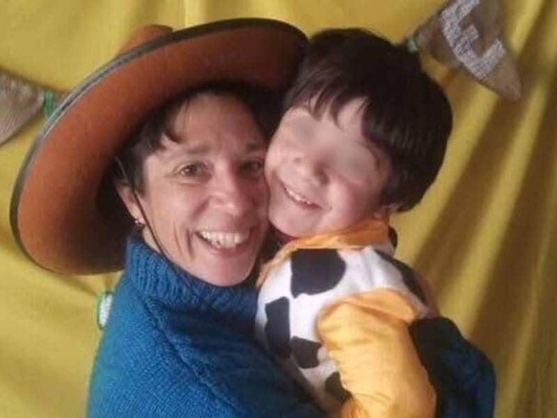 Micaela Andrea Lator era madre del pequeño Esteban, un menor de 6 años con autismo. Los rechazos y la ausencia de su esposo la llevaron a una crisis matrimonial, que luego derivó en problemas de depresión. Poco a poco, el desprecio de su esposo hacia ella y su hijo la inclinó a tomar una fatal decisión, dejando una carta de despedida. Esto dijo.