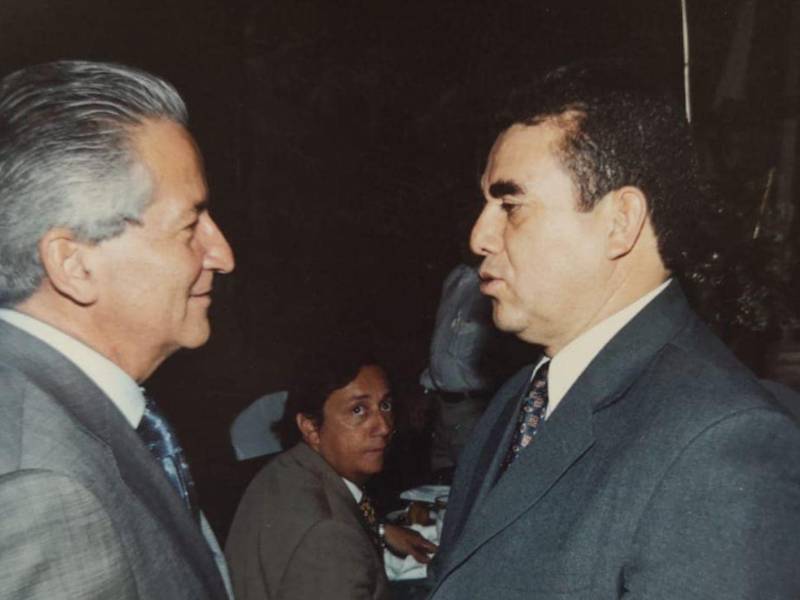 El reconocido periodista junto al expresidente Ricardo Maduro.