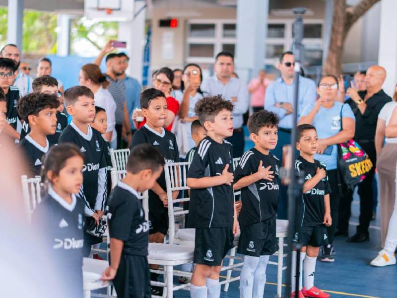 Los pequeños disfrutaron de un momento agradable en los actos de cierre.