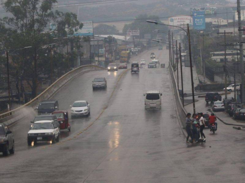 La convergencia de vientos y humedad proveniente de mar Caribe y el océano Pacífico, produciendo lluvias y chubascos con actividad eléctrica, indicó.