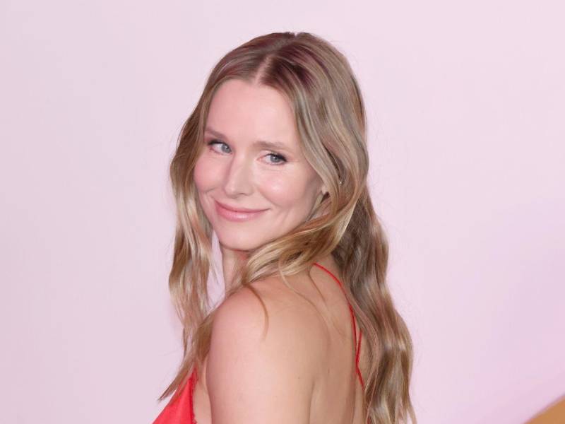 La actriz Kristen Bell conducirá la ceremonia por tercera vez, tras hacerlo en 2018 y 2025.