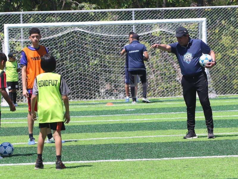 Alejado del fútbol competitivo, Espinoza ahora imparte sus conocimientos a las nuevas generaciones.
