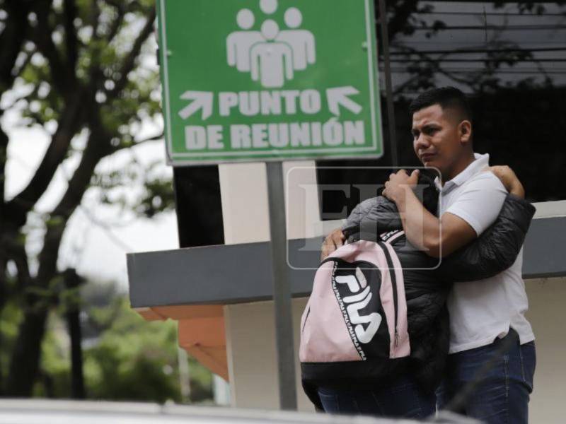 Los hijos de doña María Nery Méndez lloraron desconsoladamente afuera de la morgue del Ministerio Público (MP), lamentando el deceso de su progenitora.