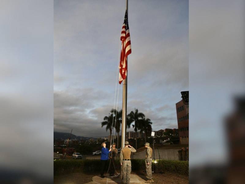 El momento solemne de la izada de la bandera de Estados Unidos en Venezuela.