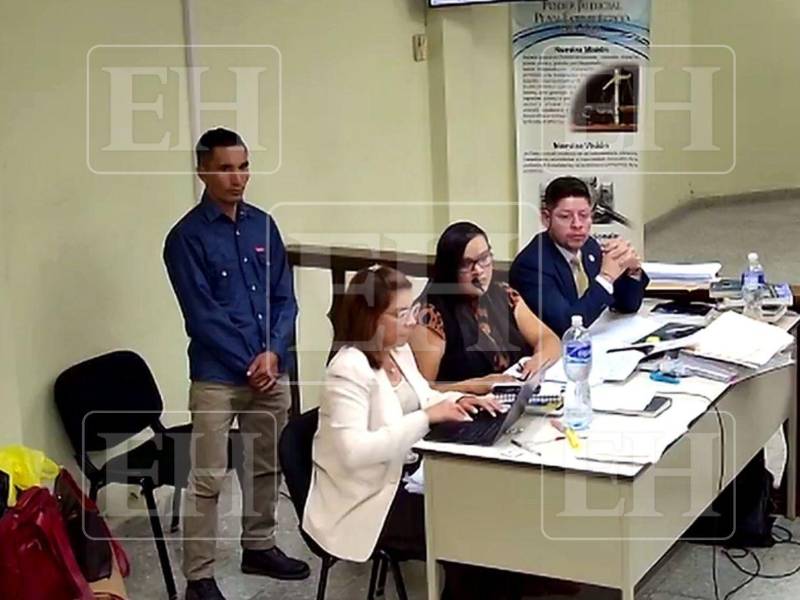 Jarold Rolando Perdomo, expolicía acusado por el Ministerio Público de femicidio agravado, comparece al inicio de la repetición del juicio por la muerte de Keyla Patricia Martínez en los tribunales de Siguatepeque.