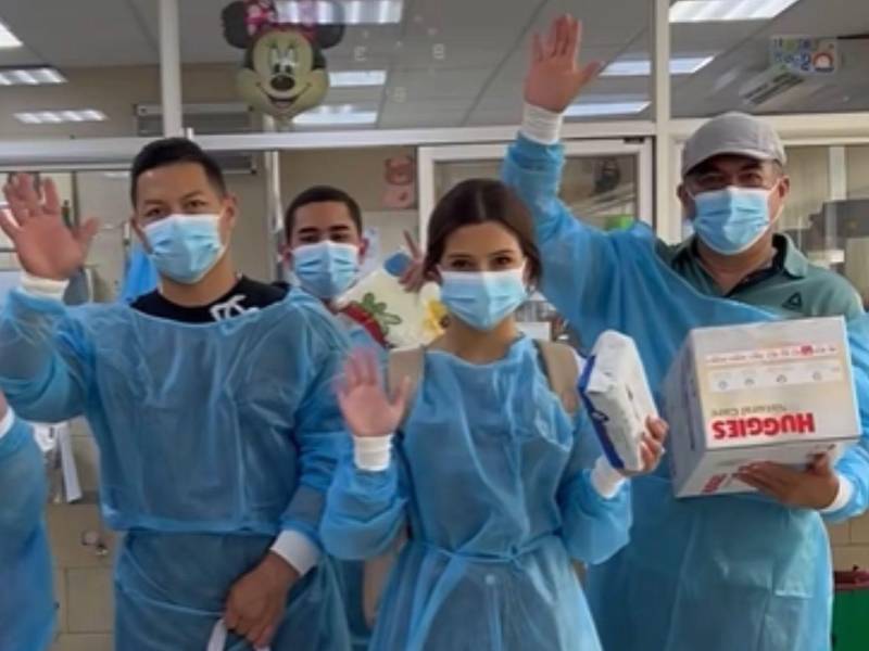 Su gesto de solidaridad conmovió a médicos, enfermeras e invitados que participaron en la entrega de colchas, ropa y artículos de higiene.