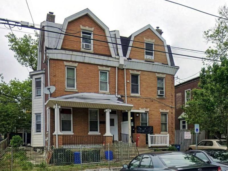 La policía investiga desde hace tres meses una residencia en Filadelfia en la que se han hallado drogas, armas de fuego o miles de videos y fotos de actos sexuales y torturas, en los que aparecen al menos siete mujeres que llevaban años desaparecidas y que se teme que hayan podido ser asesinadas en esta 'casa de los horrores'.