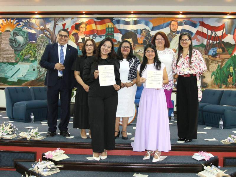 El Premio a las Buenas Prácticas para el Desarrollo de la Competencia Comunicativa 2026, reconoció la labor de dos docentes: Elsa González y Ana Reyes, por su esfuerzo en el fortalecimiento de las habilidades de lectura, escritura, expresión oral y pensamiento crítico en los estudiantes.