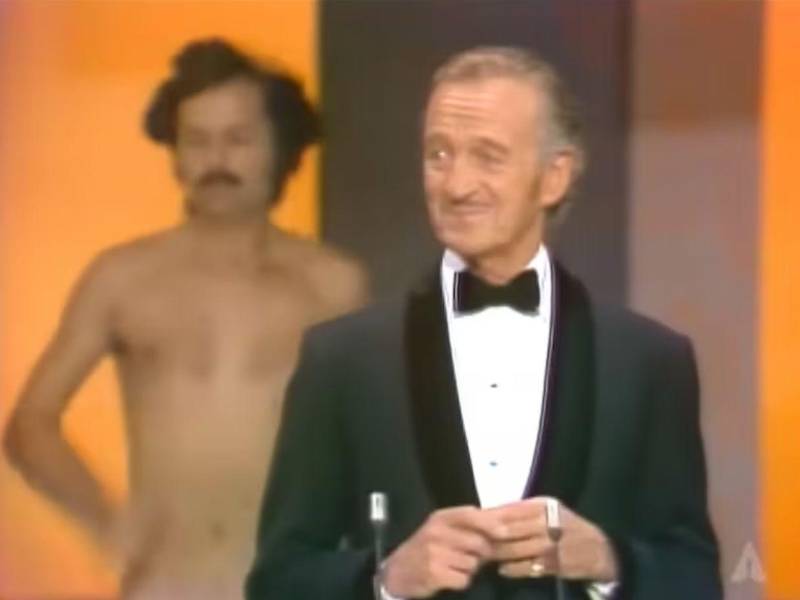 Bofetadas, desnudos y errores: los cinco momentos más polémicos de los Oscar