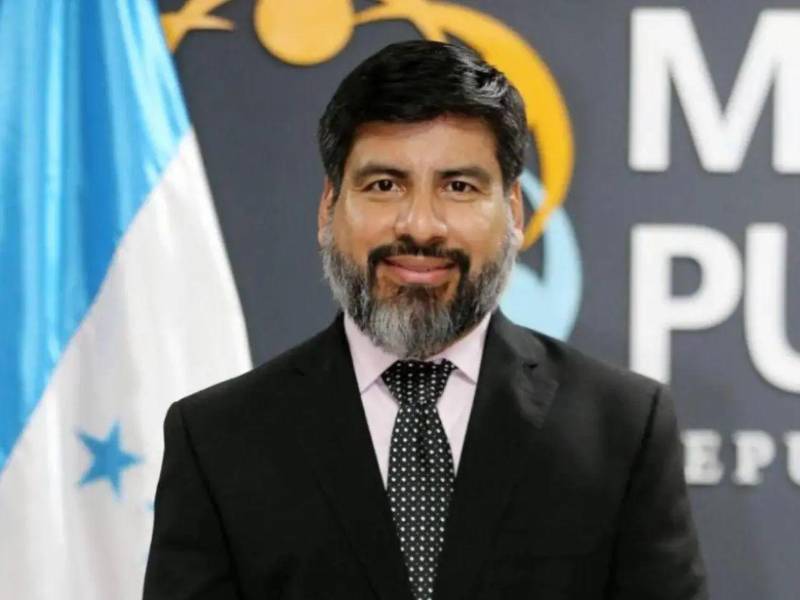 El exfiscal general, Johel Zelaya, acudió a la Corte para presentar un recurso con el que busca regresar al cargo del que fue removido.