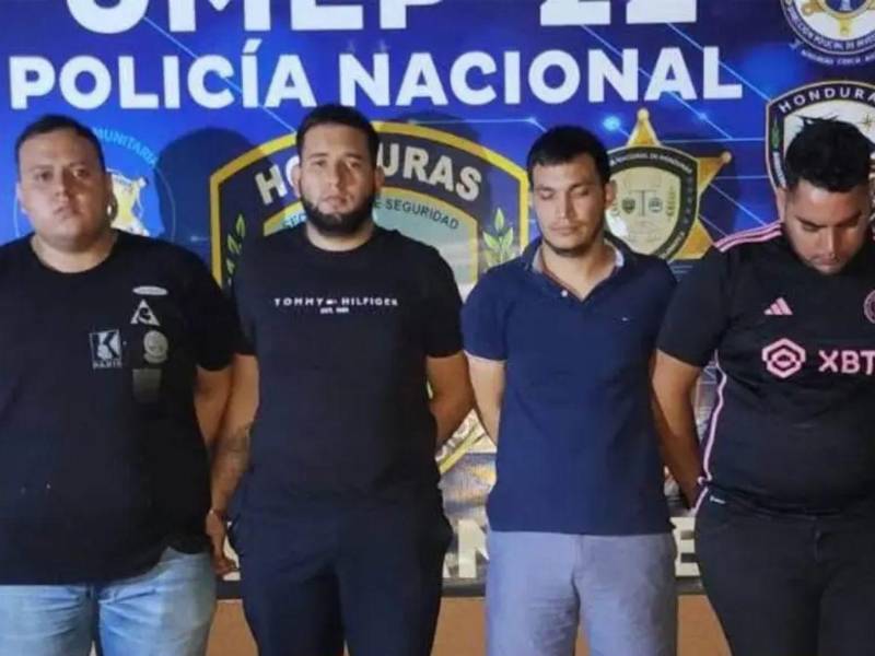 Momento de la detención de los cuatro implicados.