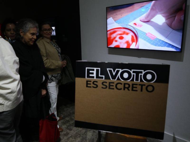 Votos de sangre, de Sheyla Santana, utiliza la propia sangre menstrual como material pictórico. Cada mancha se manifiesta como si fuera un voto, una promesa, una marca indeleble contra el silencio impuesto, se lee en la cédula de la obra.