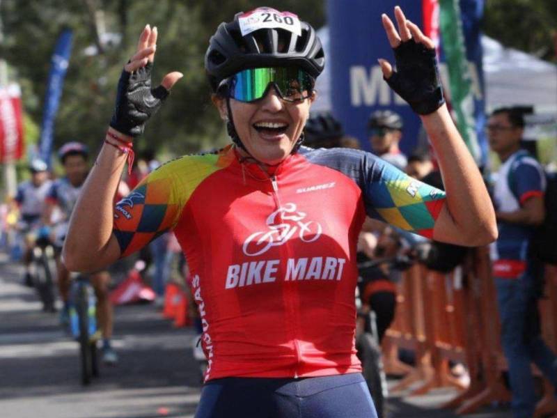 Gissel al momento de cruzar la meta como primer lugar en la Vuelta Ciclística 2023.