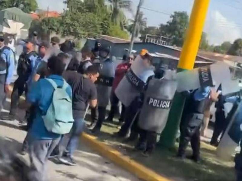 Los manifestantes fueron enfrentados por los uniformados con el uso de gas lacrimógeno.