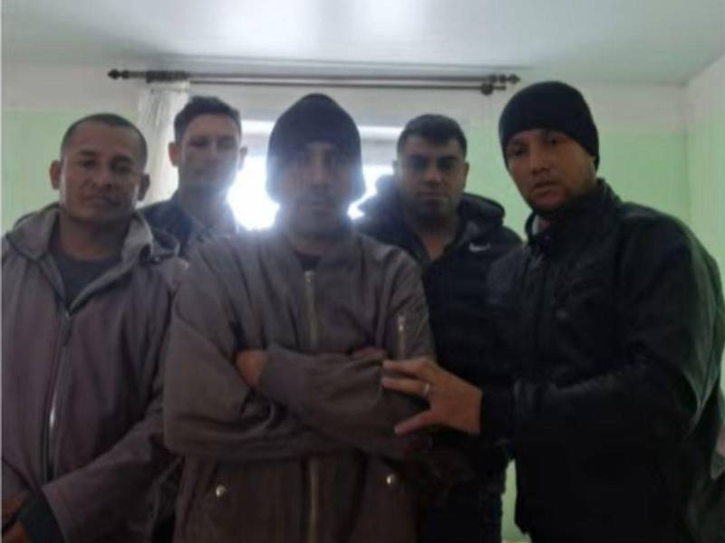 Siete hondureños salieron de su país en busca de una oportunidad de empleo en Rusia, en áreas como la agricultura, albañilería y fontanería, pero al llegar allá se dieron cuenta de que las promesas laborales eran en realidad una trampa para arrastrarlos a un macabro plan, del cual solo cinco de ellos lograron escapar.