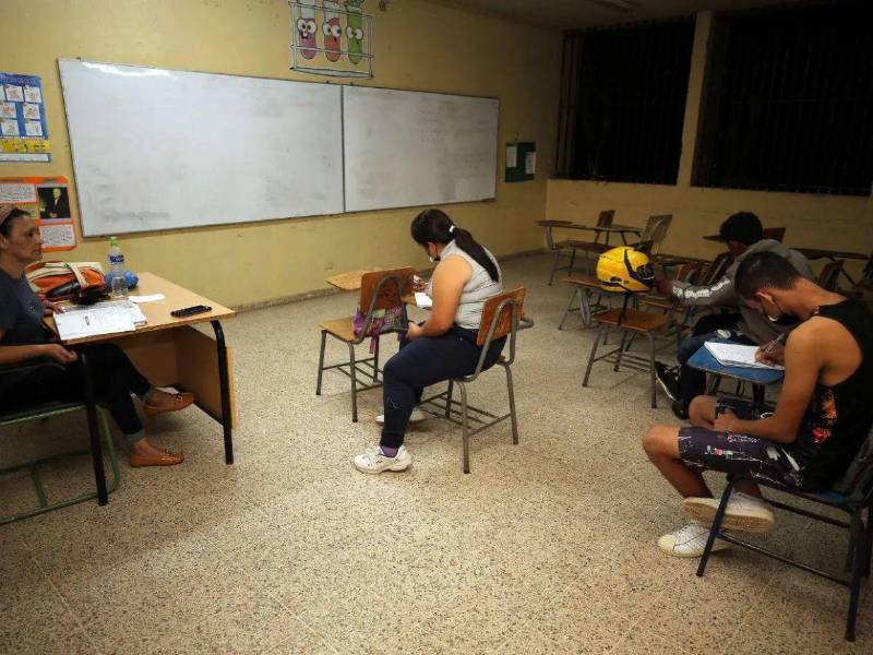 Debido a la inseguridad y falta de transporte, la matrícula en la jornada nocturna este año bajó 4.5% lo que se traduce en más de 860 estudiantes.