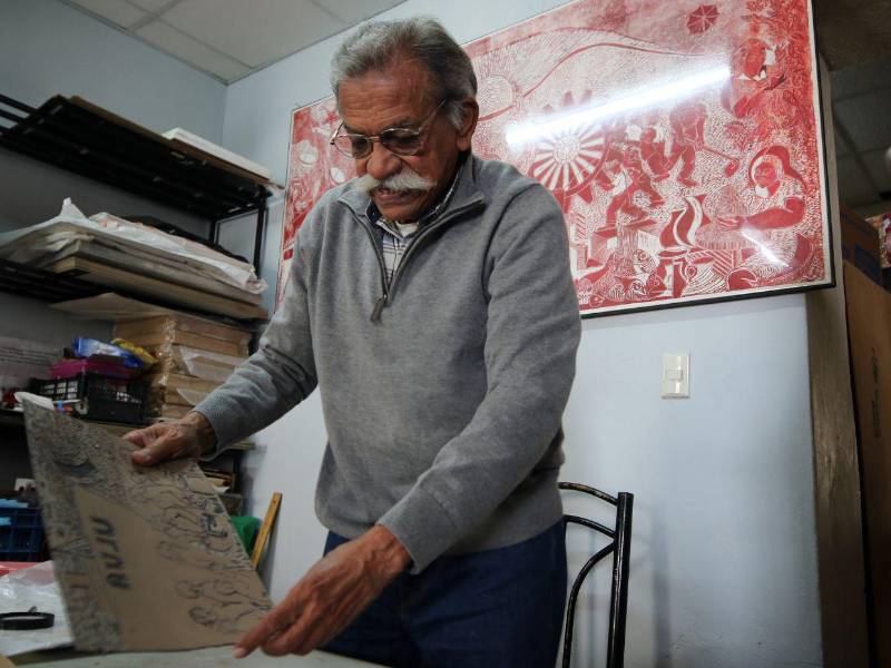 Conecta directamente su lenguaje plástico (figurativo, pero no mimético) con el momento biográfico del cambio de rumbo, es informativo y tiene ritmo.