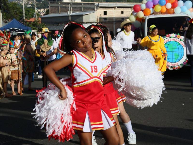Con orgullo patrio y encanto, estudiantes inician desfiles de educación básica en la capital