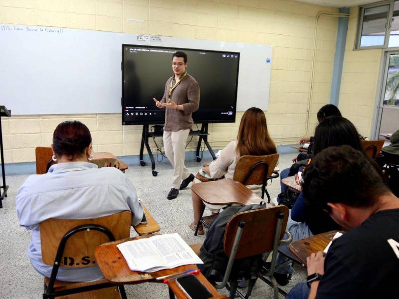 A los jóvenes, Javier les recomienda leer “Pedro Páramo”, pero no como una novela, sino como un poema largo.