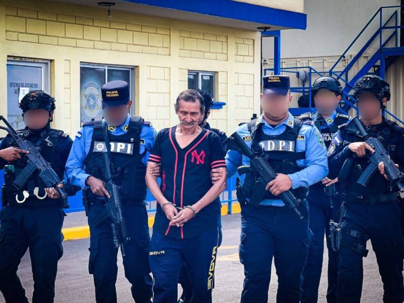 Marco Antonio Ávila Castellanos, de 68 años de edad, es fuertemente custodiado tras ser detenido en la residencial Lomas de San José, en la capital.