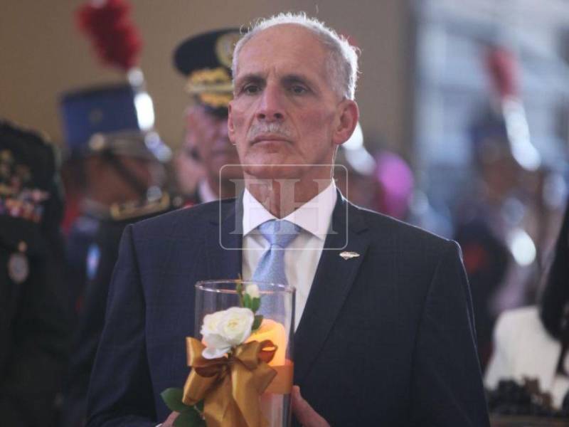 Nasry Asfura instruyó comenzar con los cambios en el servicio exterior.