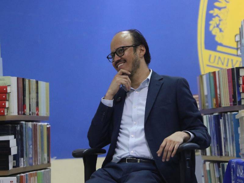Actualmente escribe dos libros; un ensayo titulado “Una lengua extranjera”, sobre la realidad poética en Honduras, y un poemario, “Fragmentos para una armonía del futuro”.