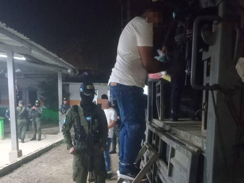 Uno a uno fueron subidos a los camiones militares que los trasladaron hasta la zona de Morocelí.