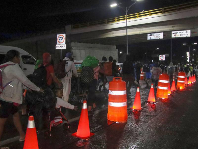 José Zelaya, originario de San Pedro Sula, salió de Honduras junto a siete familiares y ahora avanza con la caravana “Fe y Esperanza”, que reúne a más de 600 migrantes.