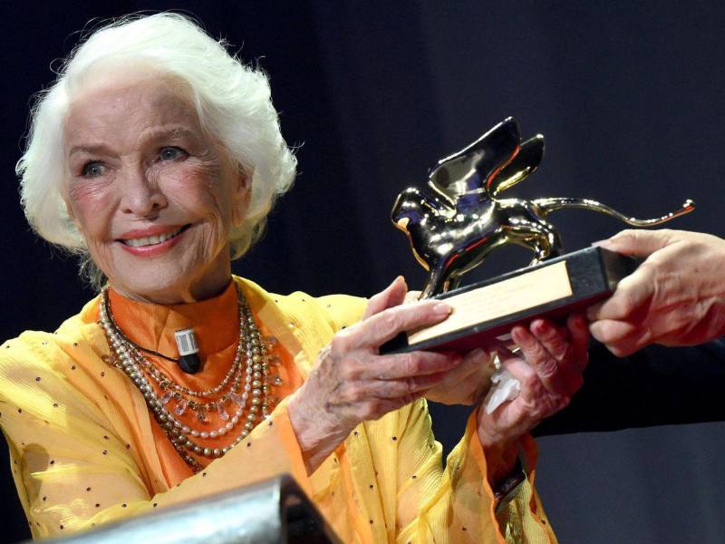 La mítica actriz de El exorcista, Ellen Burstyn, conquista Venecia y gana el León de Oro a su extensa carrera